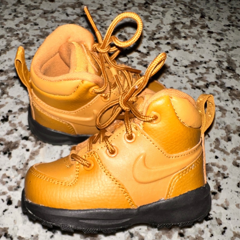 Toddler Brown Nike Boots Size 5